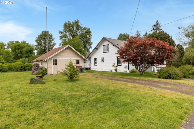 view of yard with an outbuilding