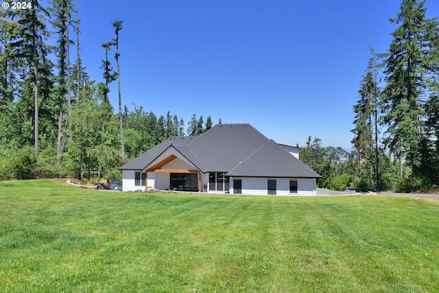 view of front of house featuring a front yard