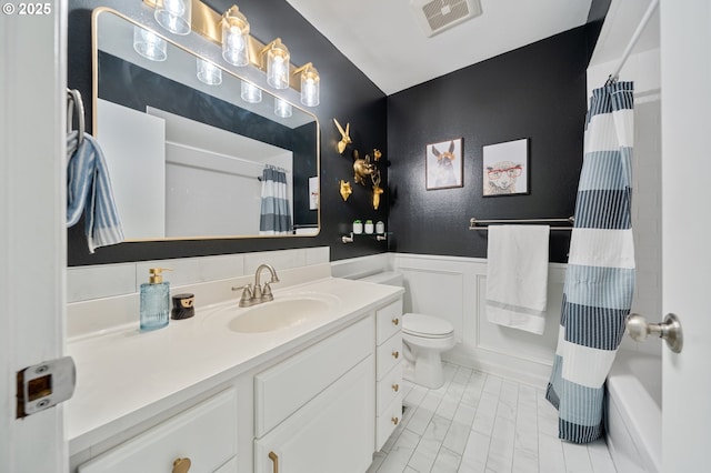 3427 NE 32nd Pl, Portland, OR 97212 - full bath with vanity, wainscoting, toilet, a decorative wall, and shower / tub combo with curtain