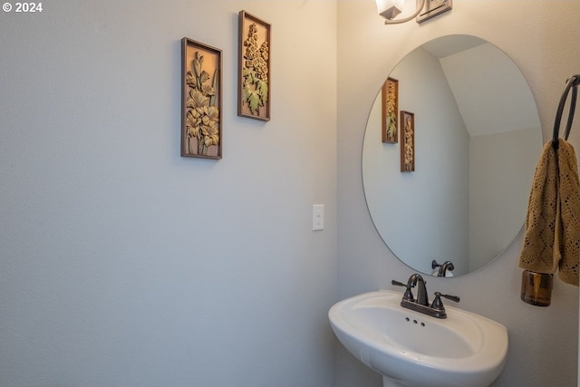 bathroom featuring a sink