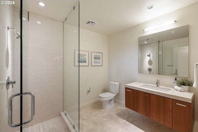 full bathroom featuring visible vents, toilet, a shower stall, vanity, and baseboards