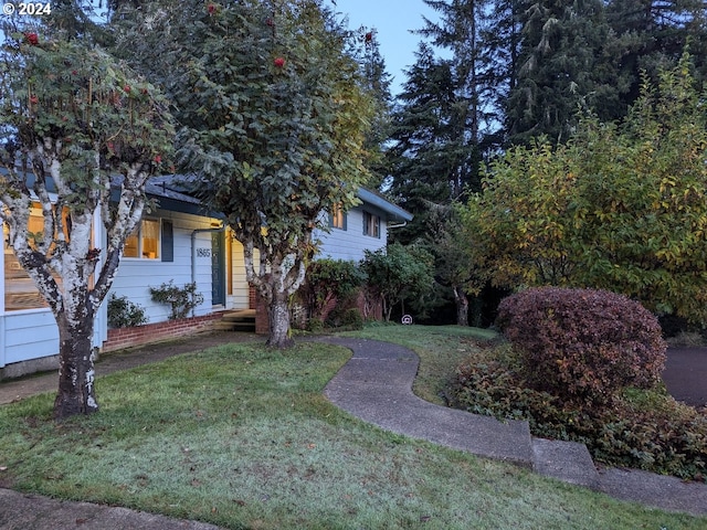 view of front facade featuring a front yard