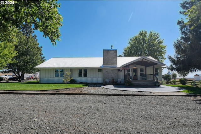 single story home with a front lawn