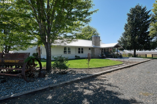 single story home featuring a front lawn