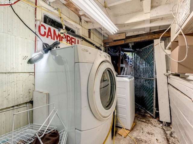 clothes washing area with washer / clothes dryer