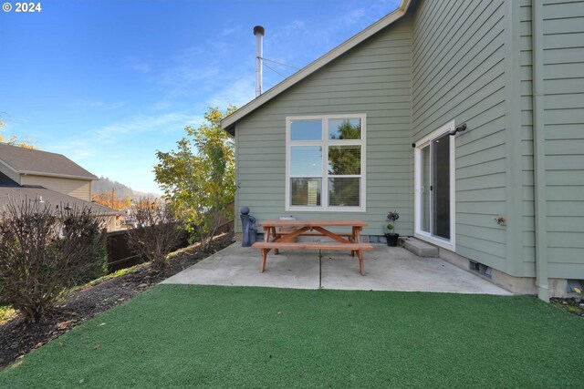 view of yard featuring a storage unit