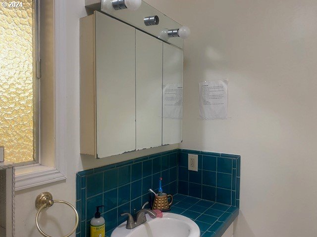 bathroom with backsplash and vanity