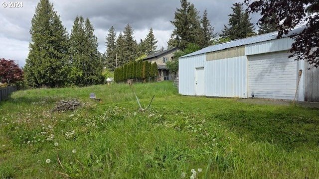 view of yard with an outbuilding