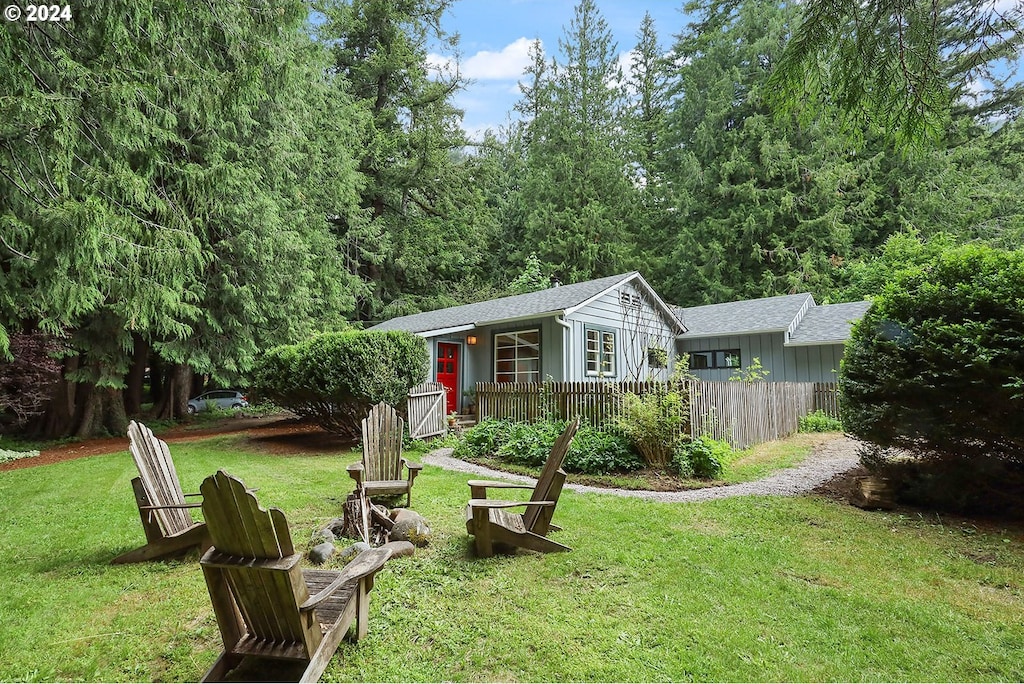 view of front of house featuring a front yard