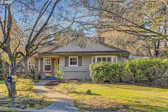 view of front of property with a front yard