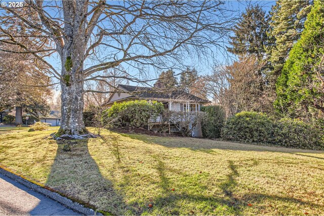 view of front facade with a front yard