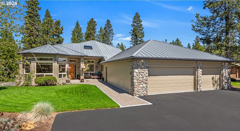 view of front of home with a front lawn and a garage