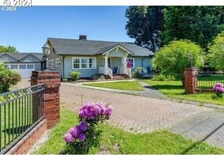 view of front of house featuring a front yard