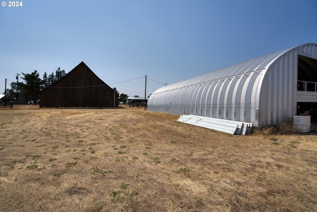 view of yard featuring an outdoor structure