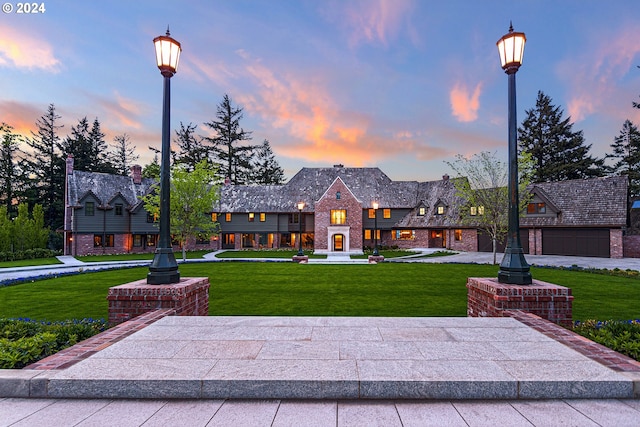 view of property's community featuring a yard