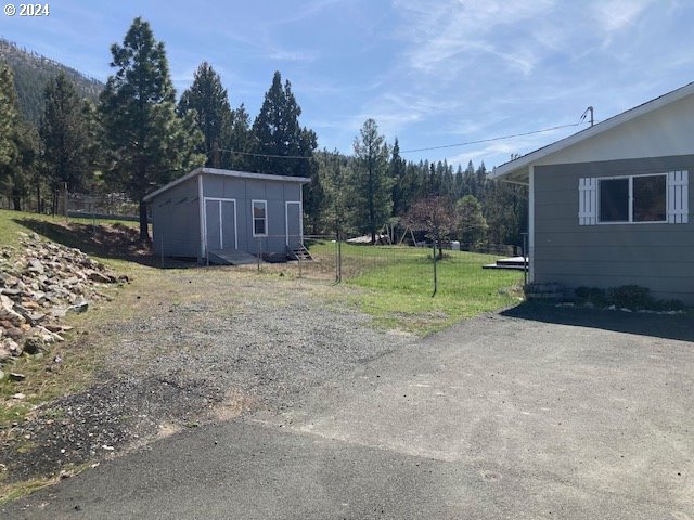 view of yard featuring a storage shed