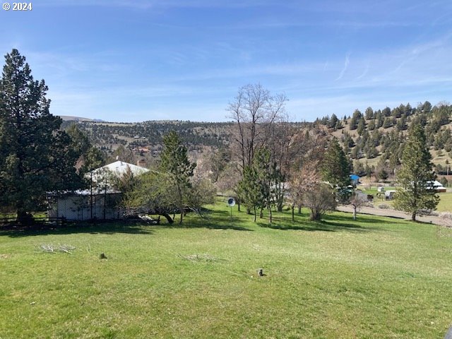 view of yard featuring a rural view