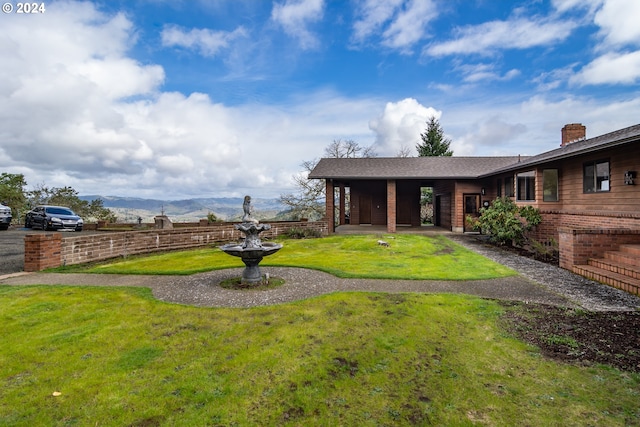 view of yard featuring a mountain view