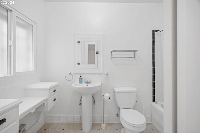 full bathroom featuring toilet, tile patterned flooring, baseboards, and shower / bathing tub combination