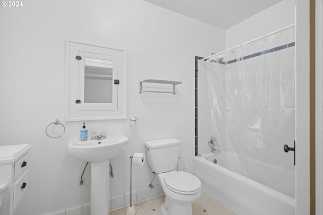 full bath featuring shower / tub combo with curtain, toilet, a sink, tile patterned flooring, and baseboards