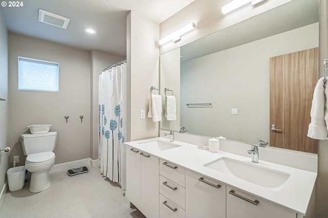 bathroom featuring a shower with shower curtain, vanity, and toilet