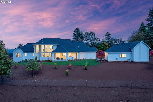 view of front of home featuring a lawn