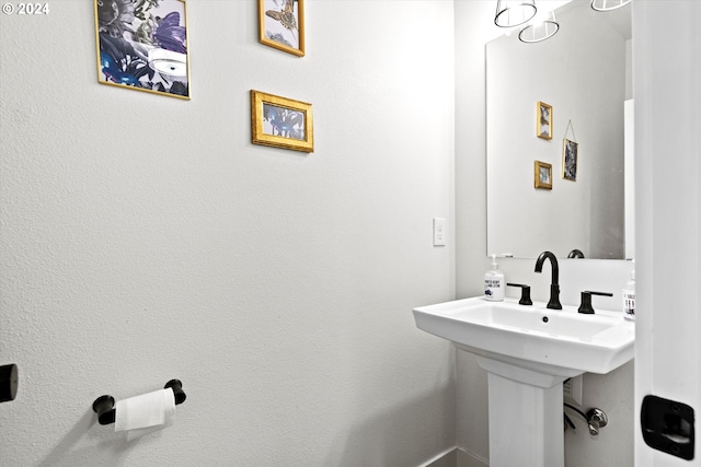 bathroom featuring sink