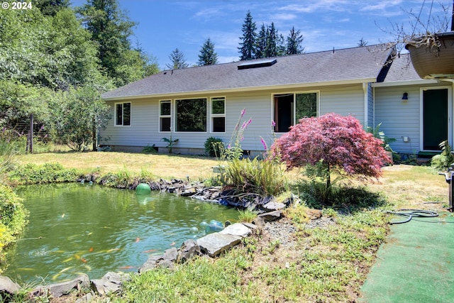 view of front of property featuring a front yard