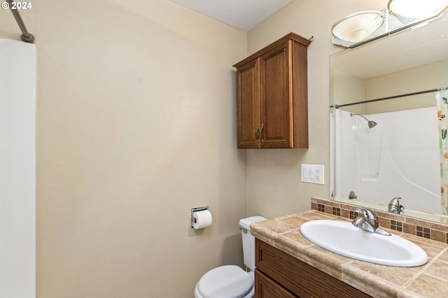 bathroom with decorative backsplash, a shower with shower curtain, vanity, and toilet