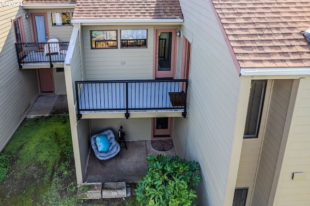 property entrance featuring a balcony