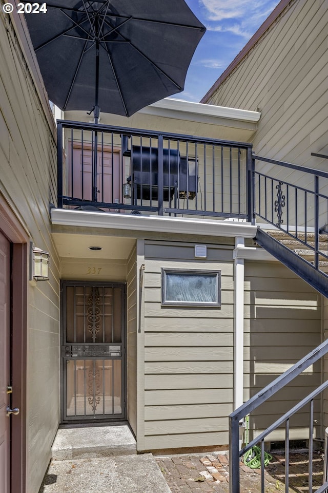 property entrance featuring a balcony