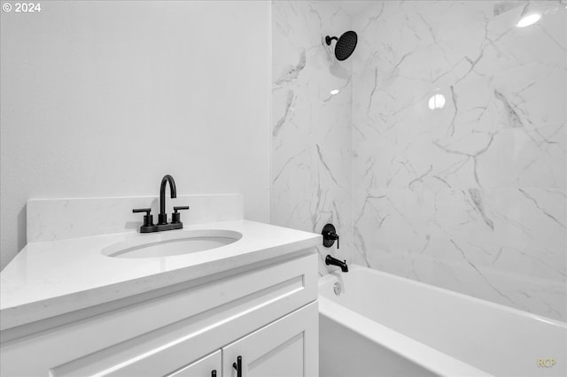 bathroom with vanity and tiled shower / bath