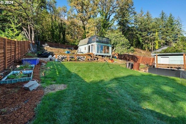 view of yard featuring a storage shed