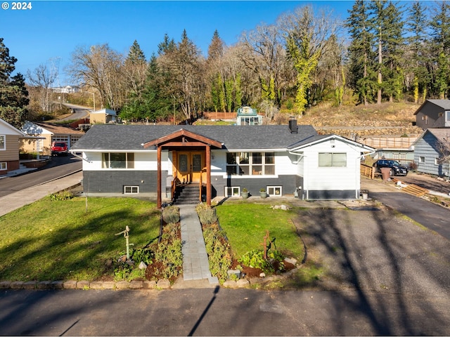 view of front of house with a front lawn