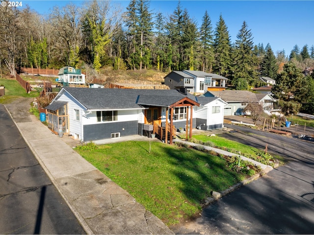 view of front of house featuring a front yard