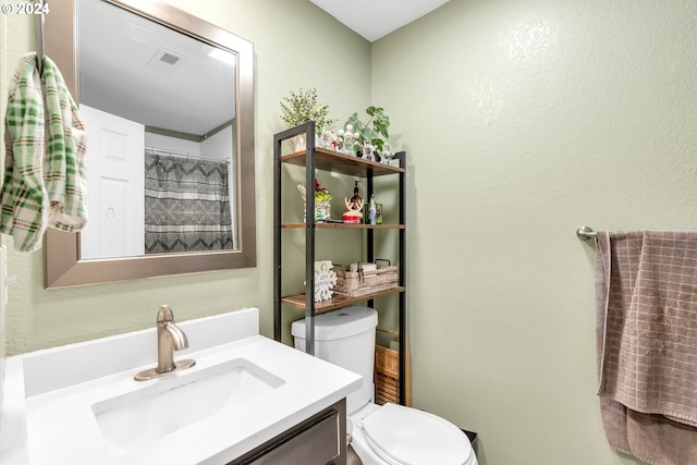 4711 Siesta Ct NE, Salem, OR 97305 - bathroom featuring a shower with shower curtain, vanity, and toilet