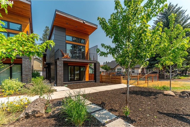 1434 NW Cumberland Ave, Bend, OR 97703 - rear view of house with a balcony