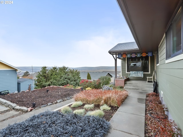 view of yard featuring a mountain view