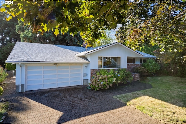 single story home with a front lawn