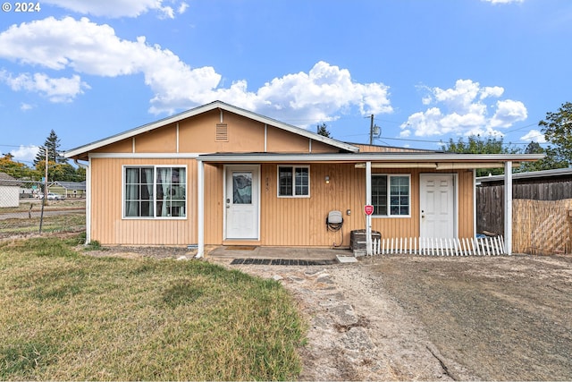 single story home with a front yard