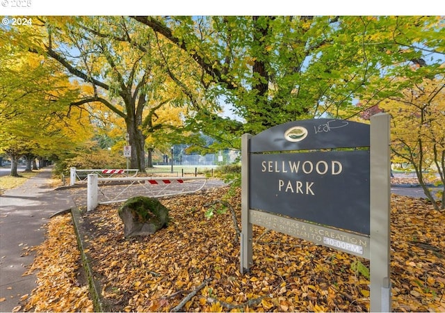 view of community / neighborhood sign