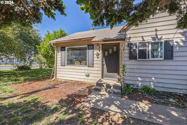 bungalow-style house with a front yard