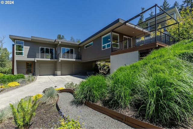 view of front facade with a garage