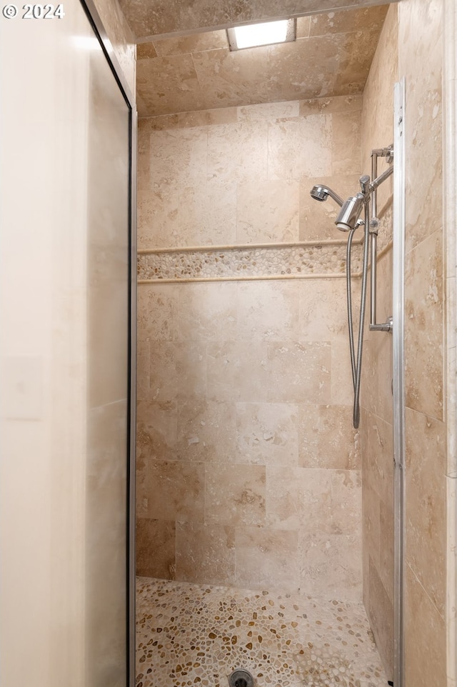 bathroom featuring tiled shower