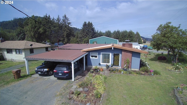 view of front of home featuring a front lawn and a carport