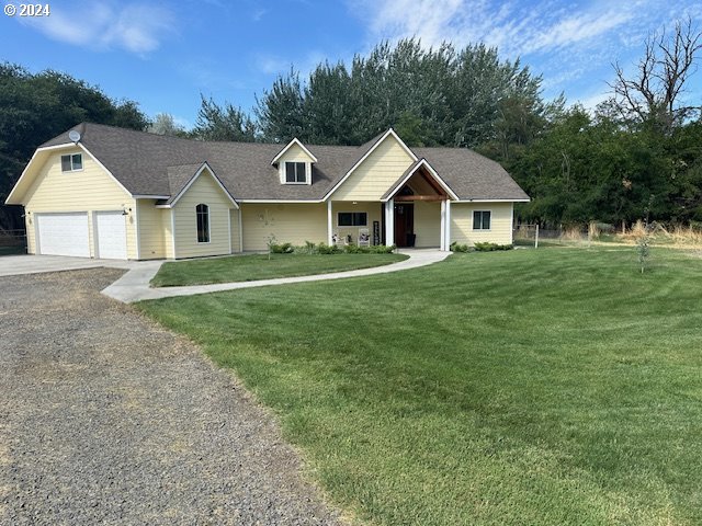 view of front of property featuring a garage and a front yard