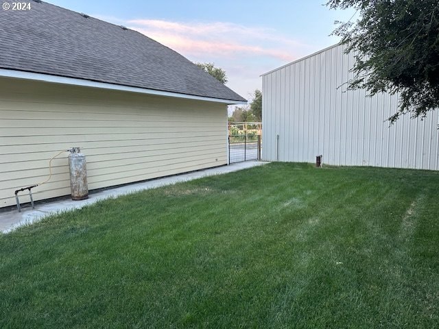 view of yard at dusk