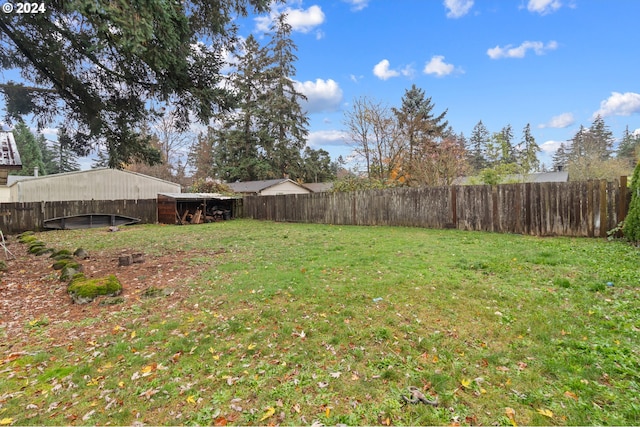 view of yard with an outbuilding