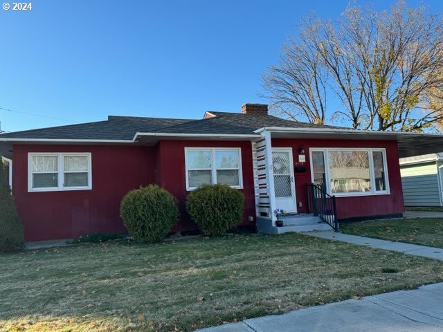 view of front of home with a front yard