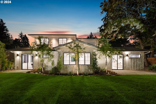 view of front of property featuring a front lawn